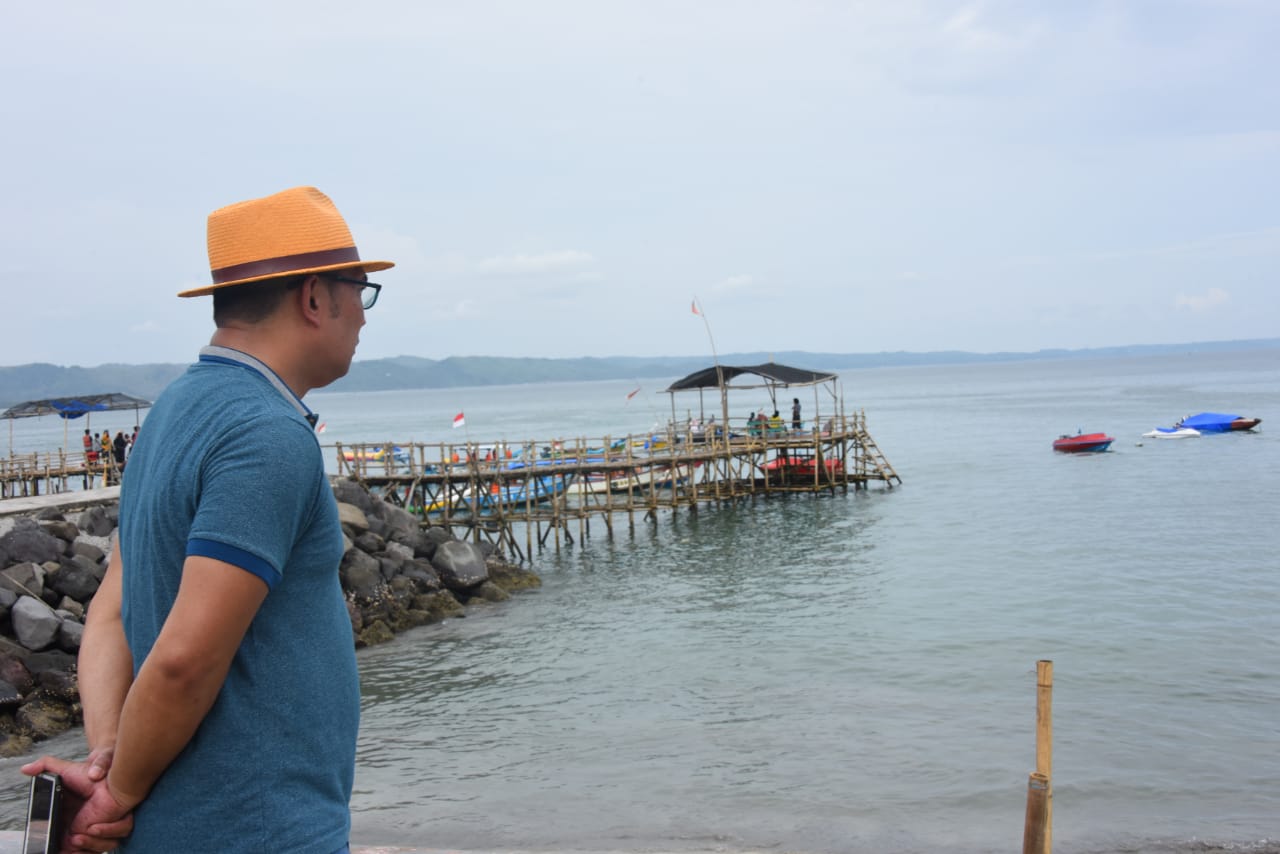 Gubernur Jawa Barat  Ridwan Kamil di Pantai Pangandaran. (Dok Humas Pemprov Jabar)

