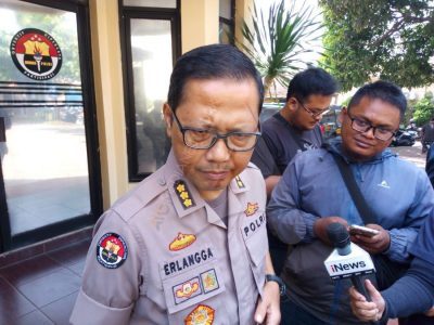 Kabid Humas Polda Jawa Barat Kombes Pol Saptono Erlangga

---------
Artikel ini sudah Terbit di AyoBandung.com, dengan Judul Polisi Hentikan Kasus Dugaan Pembunuhan Lina Jubaedah, pada URL https://www.ayobandung.com/read/2020/01/31/78140/polisi-hentikan-kasus-dugaan-pembunuhan-lina-jubaedah

Penulis: Faqih Rohman Syafei
Editor : M. Naufal Hafizh (Foto: Ayobandung/Faqih Rohman/net)