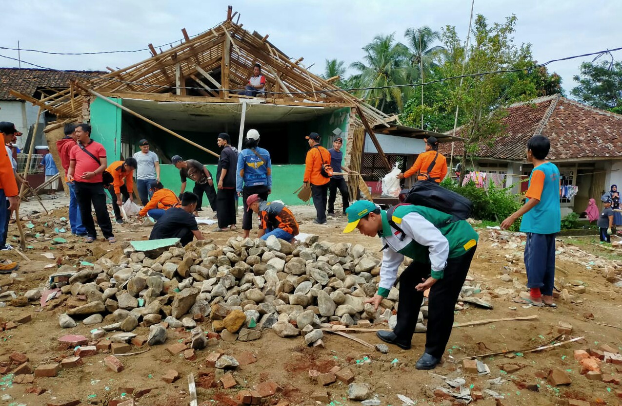 Sejumlah petugas BPBD Kabupaten Cianjur membersihkan sisa-sisa material bangunan di Kampung/Desa Cihaur, Kecamatan Cibeber, Kabupaten Cianjur, Jawa Barat, yang ambruk akibat diterjang hujan deras disertai angin kencang, Rabu (12/2/2020).
Foto: Purwanda/dara.co.id