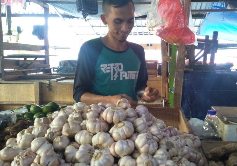 Pedagang bawang putih di Kabupaten Cianjur, Jawa Barat.
Foto: Purwanda/dara.co.id