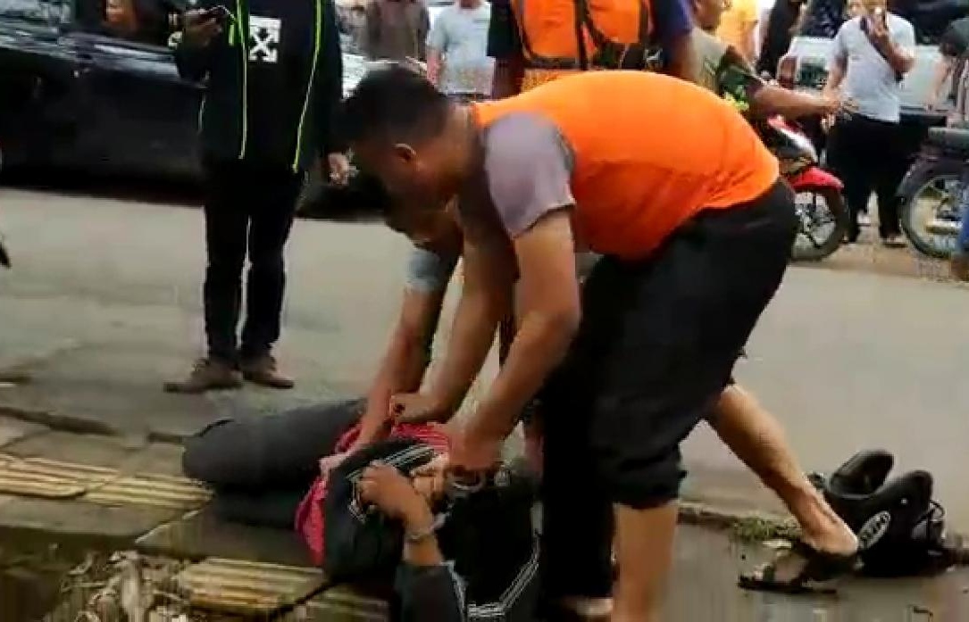 Aksi heroik Bripka Asep Somantri saat menangkap terduga pelaku curanmor di Jalan Kamasan, Kecamatan Banjaran, Kabupaten Bandung, Jawa Barat, Senin (17/2/2020). Foto: Muhammad Zein/Istimewa