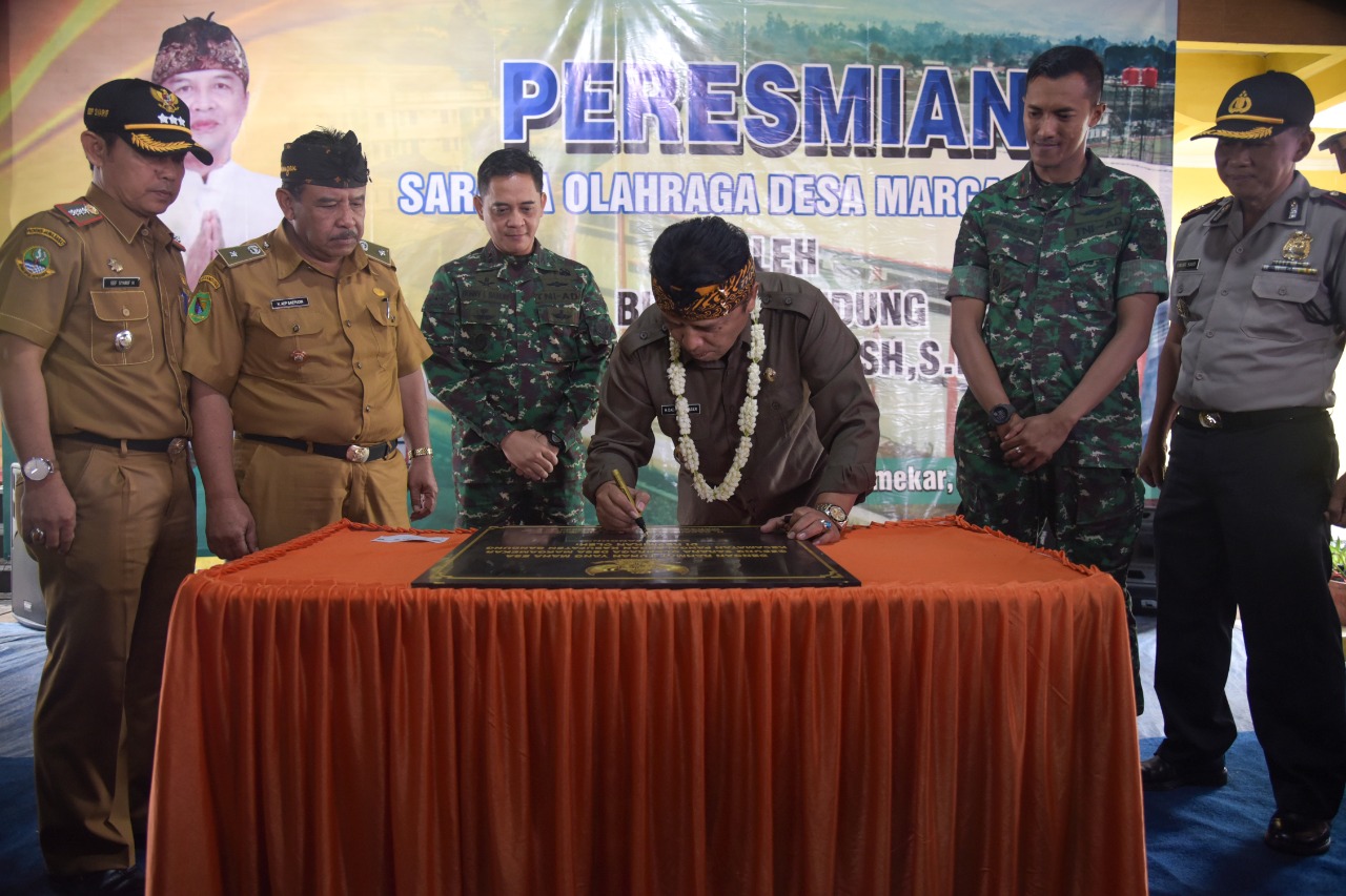 Bupati Bandung, H. Dadang M. Naser menandatangani batu prasasti saat meresmikan Sarana Olah Raga di Desa Margamekar, Kecamatan Pangalengan, Kabupaten Bandung, Jawa Barat, Senin (24/2/2020). Foto: Humas Setda Kabupaten Bandung