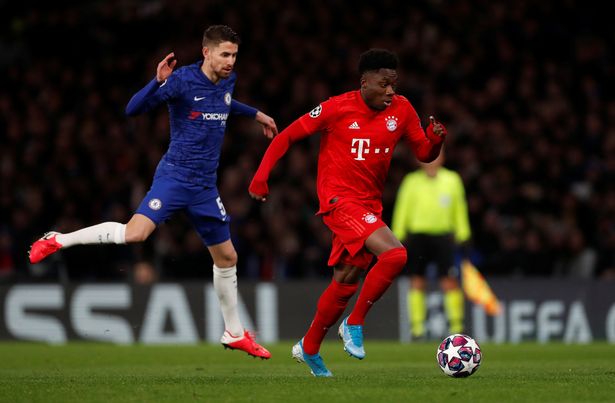 Pemain Bayern Munich menggiring bola melewati pemain Chelsea pada laga Leg 1 babak 16 Besar Liga Champions di Stadion Stamford Bridge, Rabu (26/2/2020) dini hari. Foto: mirror.co.uk