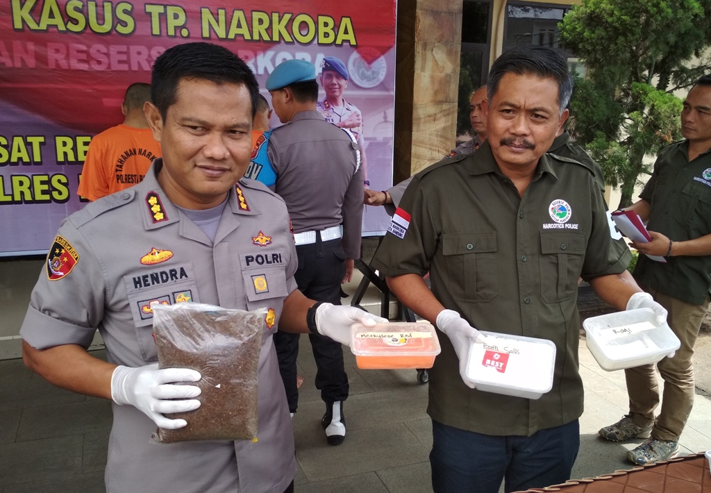 Kapolresta Bandung, Kombes Pol Hendra Kurniawan (kiri) dan Kasatres Narkoba, AKP Jaya Sofyan menunjukkan barang bukti kasus peredaran tembakau gorila saat gelar perkara di Mapolresta Bandung, Soreang, Kabupaten Bandung, Jawa Barat, Kamis (27/2/2020). Foto: M. Zein/dara.co.id