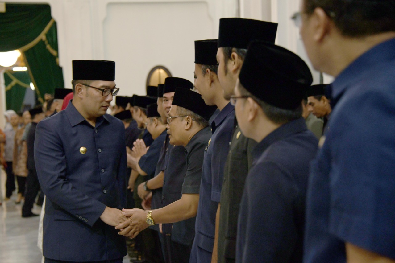 Gubernur Jabar, Ridwan Kamil menyalami para pejabat fungsional dan kepala SMA/SMK Negeri yang resmi dilantik di Aula Barat Gedung Sate, Jalan Diponegoro, Kota Bandung, Kamis (20/2/20). Foto: Humas Setda Provinsi Jabar