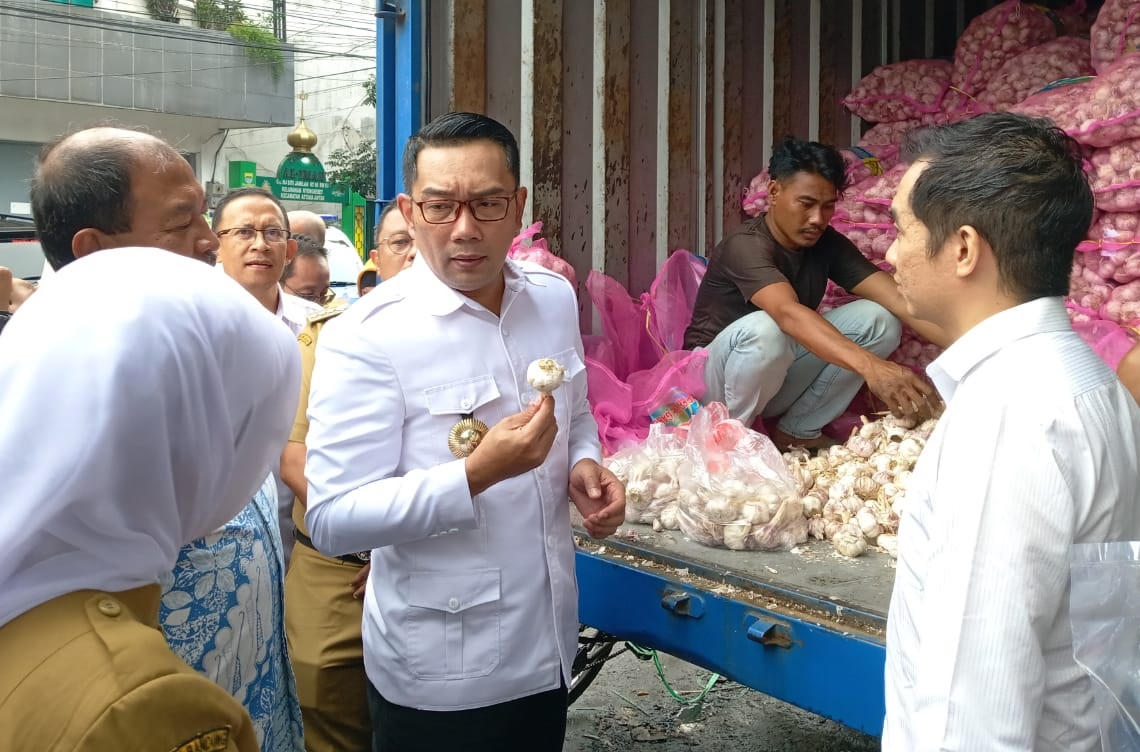 Gubernur Jabar, Ridwan Kamil saat datang langsung ke Operasi Pasar di Pasar Astana Anyar, Kota Bandung, Selasa (18/2/2020), Foto: Ardian/Istimewa