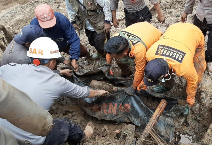 Sejumlah petugas gabungan mengevakuasi seorang korban yang tertimbun tanah longsor di Desa Sukamaju, Kecamatan Talegong, Kabupaten Garut, Jawa Barat, Selasa (18/2/2020). Foto: Humas Kantor SAR Bandung