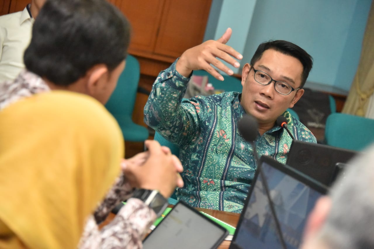 Gubernur Jawa Barat, Ridwan Kamil saat memimpin rapat terkait rencana pembangunan plastic energy, yang berlangsung di Gedung Pakuan, Jalan Cicendo, Kota Bandung, Rabu (5/2/2020).
Foto: ardian/istimewa