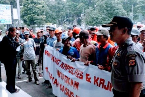 Ratusan masyarakat yang tergabung dalam Paguyuban Nelayan Patimban saat melakukan aksi ke Kantor Pemerintahan Kabupaten Subang, Jawa Barat, Rabu (5/2/2020).
Foto: deny/dara.co.id