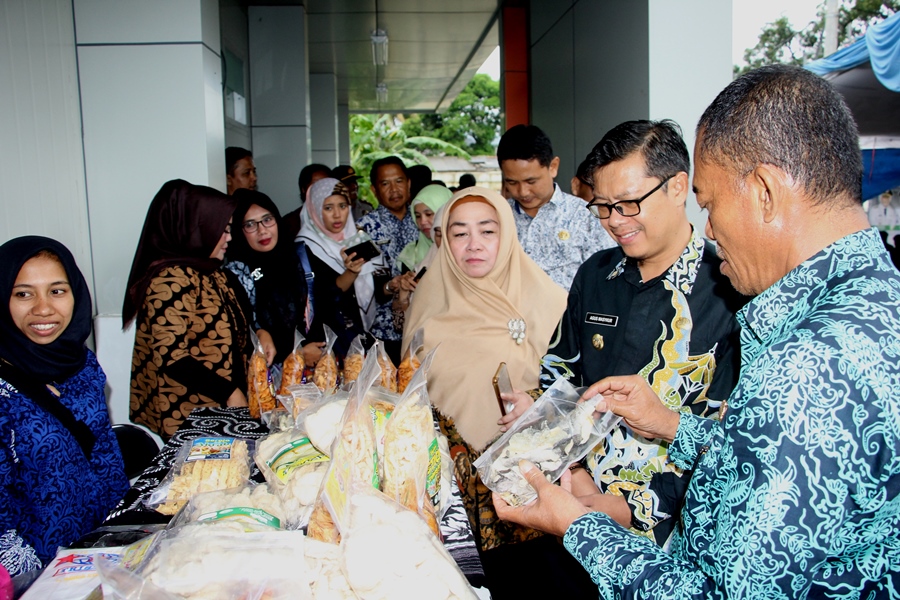 Bupati Subang, H. Ruhimat (kanan) melihat produk hasil olahan ikan pada acara peresmian bangunan cold storage di di Balai Benih Ikan, Desa Tanjungwangi, Kecamatan Cijambe, Kabupaten Subang, Jawa Barat, Kamis (6/2/2020). Foto: deny/dara.co.id