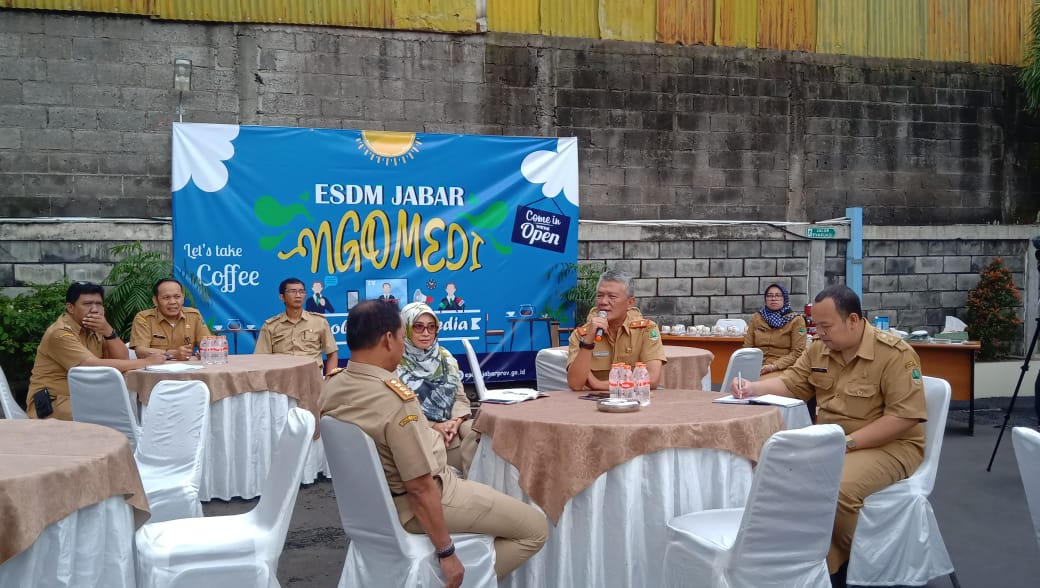 Kepala Dinas ESDM Jabar, Bambang Tirtoyuliono (tengah) saat acara Ngobrol Ama Media (Ngomedi) di Halaman Kantor Dinas ESDM Provinsi Jawa Barat, Jalan Soekarno-Hatta Nomor 576, Kota Bandung, Selasa (4/2/2020).
Foto: ardian/dara.co.id