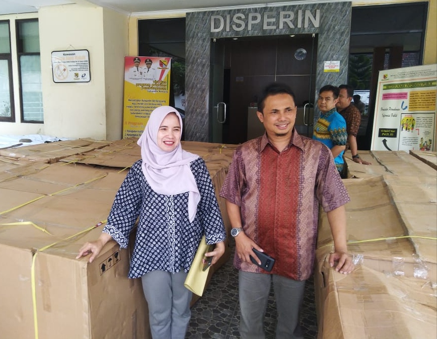 Sekdisperindag Kabupaten Bandung, Uwais Qorni (kanan) saat ditemui wartawan usai menerima bantuan 25 gerobak dari Kemenag di halaman Kantor Disperindag, Soreang, Kabupaten Bandung, Jumat (7/2/2020). 
Foto: muhammad zein/dara.co.id