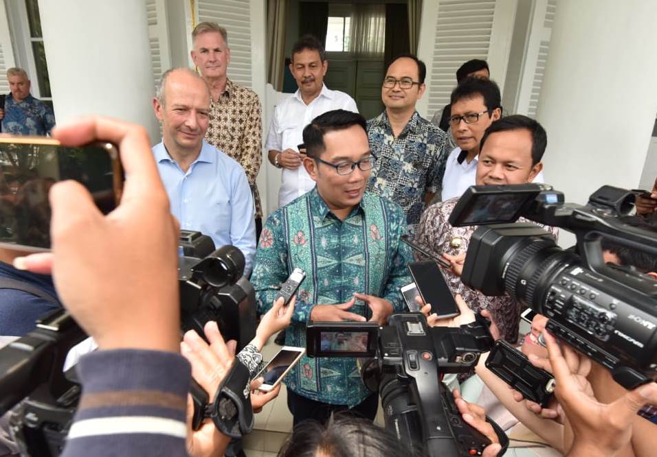 Gubernur Jawa Barat, Ridwan Kamil saat diwawancarai wartawan di Gedung Pakuan, Jalan Cicendo, Kota Bandung, Rabu (5/2/2020).
Foto: ardian/dara.co.id