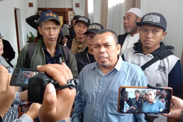 Ketua Harian Dewan Dakwah Jawa Barat, Muhammad Roib (tengah) saat diwawancarai wartawan di Gedung Sate, Jalan Dipenegoro, Kota Bandung, Selasa (4/1/2020).
Foto: ardian/dara.co.id