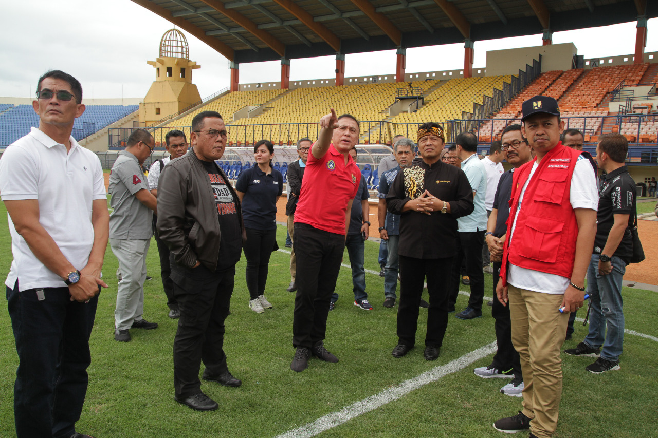 Ketua Umum PSSI, Mochamad Iriawan (tengah) didampingi Bupati Bandung, Dadang M. Naser (ketiga kanan) saat meninjau Stadion Si Jalak Harupat, Kutawaringin, Kabupaten Bandung, Jawa Barat, Sabtu (1/2/2020). lalu
(Foto: Humas Pemkab Bandung)