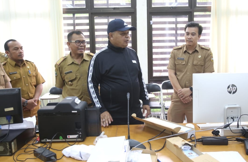 Bupati Bandung Barat, Aa Umbara Sutisna (jaket hitam) saat melakukan sidak ke Kantor Disdukcapil  di Ngamprah, KBB, Jawa Barat, Selasa (4/2/2020).
Foto: istimewa