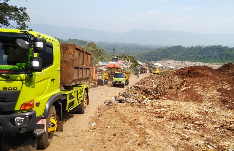 Sejumlah truk pengangkut sampah melintasi jalur menuju TPA Sarimukti di Kecamatan Cipatat, KBB, Jawa Barat.
Foto: zein/istimewa