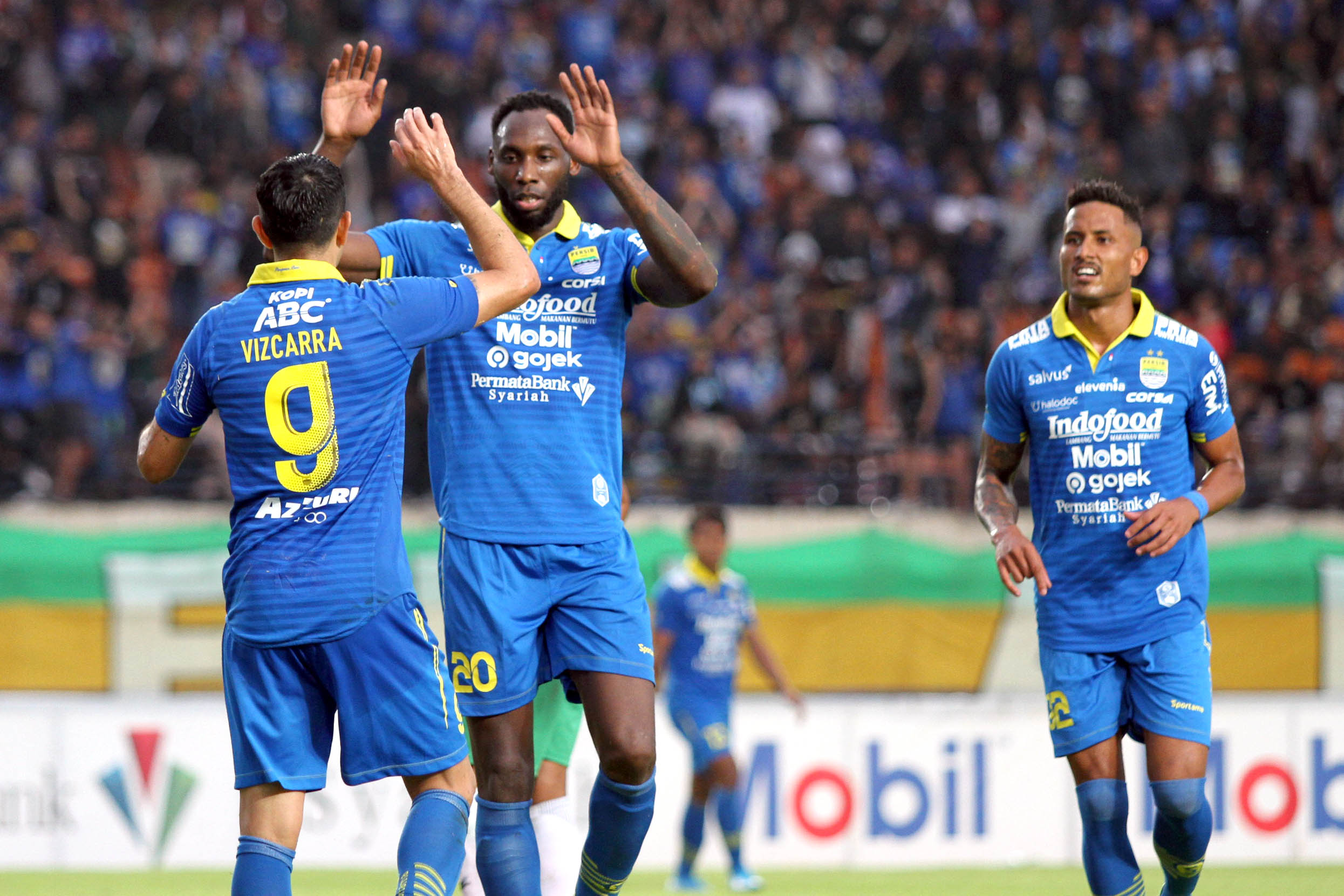 Pemain seleksi Persib Bandung, Geoffrey Castillion (tengah) melakukan selebrasi bersama rekannya Esteban Viscarra dan Wander Luiz (kanan) usai menjebol gawang Melaka United pada pertandingan ujicoba di Stadion Si Jalak Harupat, Kutawaringin, Kabupaten Bandung, Jawa Barat, Sabtu (1/2/2020). Pada pertandingan tersebut Persib Bandung berhasil mengalahkan Melaka United dengan skor 3-1.
Foto: zein/dara.co.id
