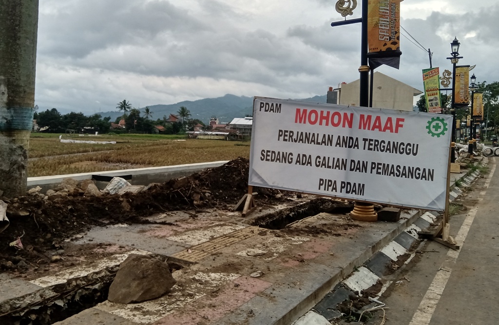 Proyek galian pipa Perumda Air Minum Tirta Raharja di Jalan Al Fathu, Soreang, Kabupaten Bandung, Jawa Barat. (Foto: Fattah/dara.co.id)