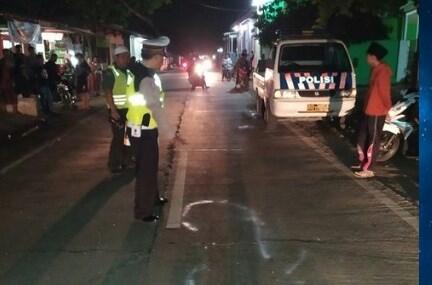 Anggota Satlantas Polres Cianjur melakukan olah TKP kecelakaan yang menewaskan satu orang pengendara sepeda motor di Jalan Jangari, Kampung Cibogo RT 02/07, Desa Bobojong, Kecamatan Mande, Kabupaten Cianjur, Jawa Barat, Jumat (31/1/2020) malam.
Foto: purwanda/dara.co.id