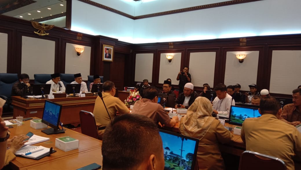 Perwakilan Formasi tengah melakukan audiensi dengan Wakil Gubernur Jabar, Uu Ruzhanul Ulum di Ruang Rapat Papandayan Gedung Sate, Jalan Diponegoro, Kota Bandung, Jawa Bara5t, Senin (3/2/2020).
Foto: ardian resco/dara.co.id