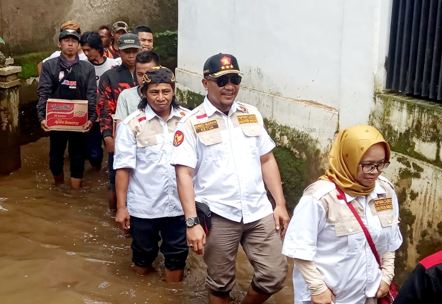 Balon Bupati Bandung dari partai Gerindra, Nukke Nugraha Dwi Patria (kedua kana) saat melakukan kegiatan sosial dengan ormas Satria ke lokasi banjir di Kecamatan Dayeuhkolot, Kabupaten Bandung, Rabu (19/2/2020). Foto: Fattah/dara.co.id