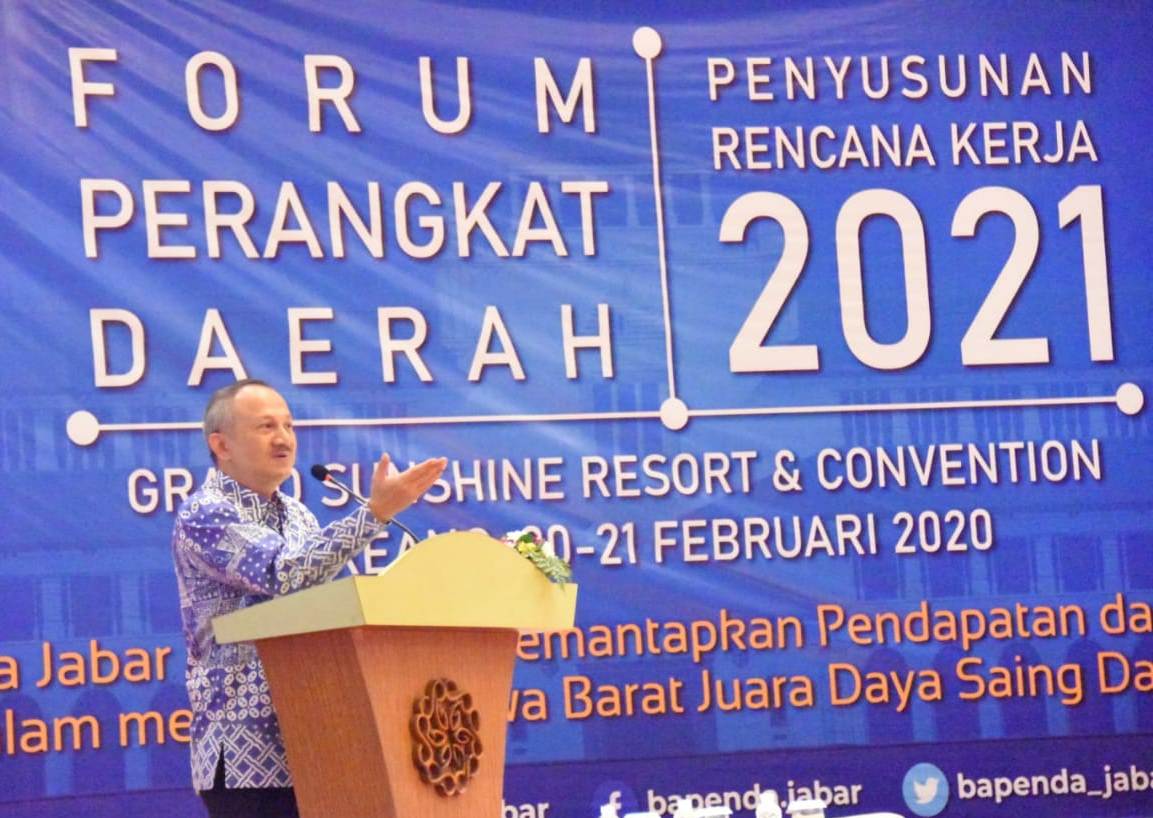 Sekda Jabar, Setiawan Wangsaatmaja saat membuka acara Forum Perangkat Daerah Penyusunan Kerangka Kerja 2021 oleh Bapenda Provinsi Jabar di Grand Sunshine Resort & Convention, Soreang, Kabupaten Bandung, Jawa Barat, Jumat (21/2/20). Foto: Istimewa