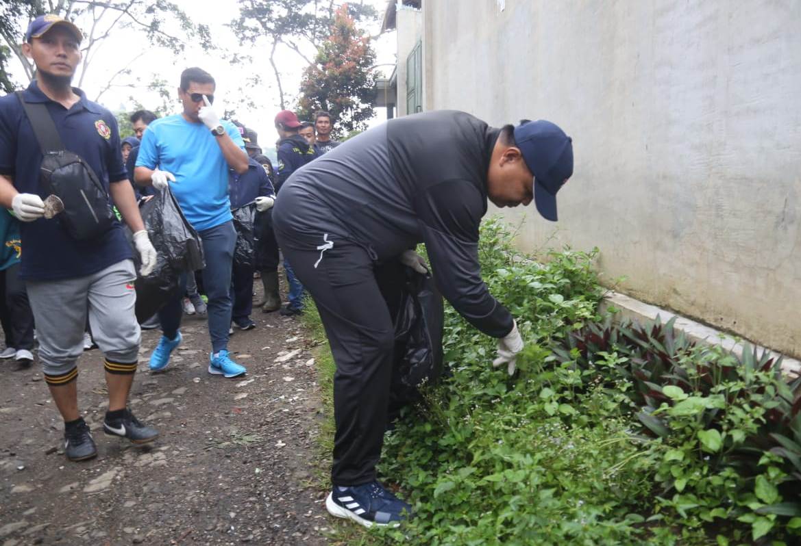 Bupati Bandung Barat, Aa Umbara Sutisna memimpin aksi bersih-bersih di kawasan objek wisata Situ Ciburuy, Kecamatan Padalarang, KBB, Ahad (23/2/2020). Foto: Zein/dara.co.id