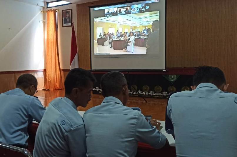 Petugas Lapas Kelas IIB Garut saat melakukan sambunga video dengan Dirjen Pemasyarakatan Kemenkumham pada acara resolusi 2020 di Lapas Kelas IIB Garut, Kabupaten Garut, Jawa Barat, Kamis (27/2/2020). Foto: Beni/dara.co.id