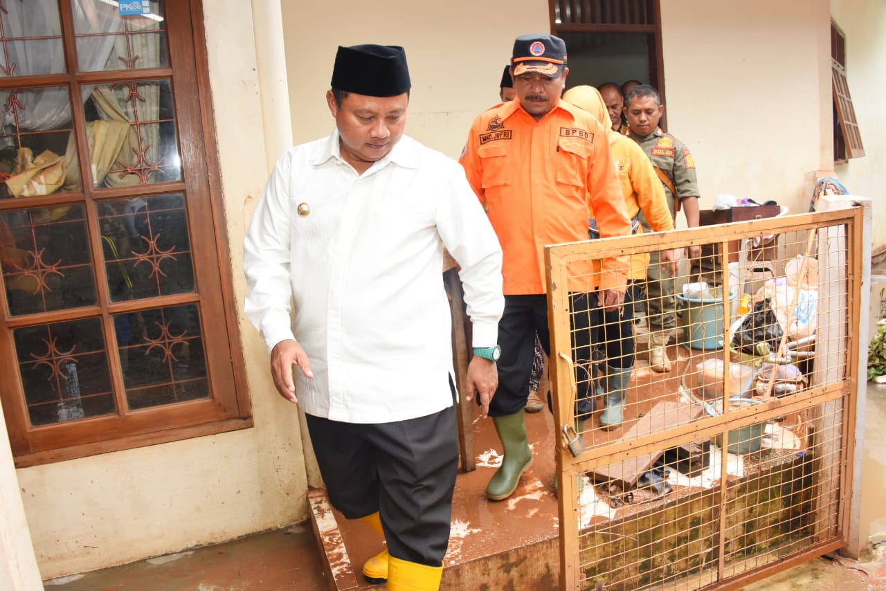 Wagub Jabar, Uu Ruzhanul Ulum saat meninjau langsung lokasi banjir di Perumahan Bumi Nasio Indah, Kelurahan Jatimekar, Kecamatan Jatiasih, Kota Bekasi, Jawa Barat, Kamis (27/2/2020). Foto: Humas Pemprov Jabar