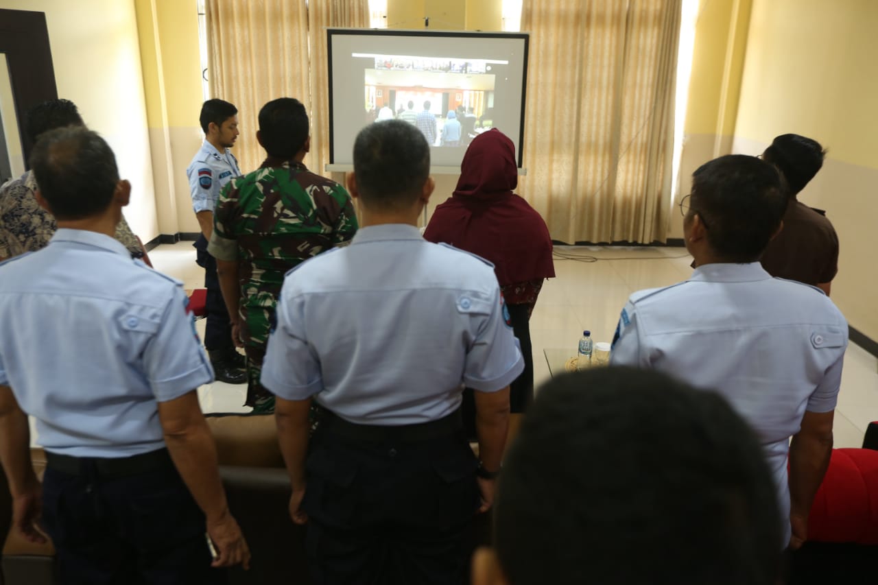 Sejumlah petugas Lapas Narkotika Kelas IIA Jelekong saat menyaksikan teleconference Ditjen Pemasyarakatan Kemenkumham, Kamis (27/2/2020). Foto: M. Zein/dara.co.id
