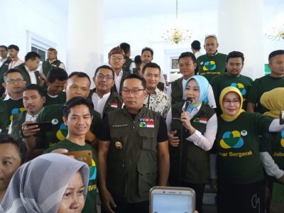 Ridwan Kamil Berfoto bersama pengurus Jabar Bergerak Kota dan Kabupaten. Foto : Ardian Resco/dara.co.id