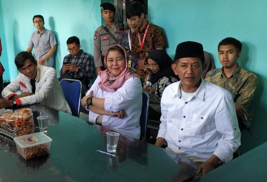 Bapaslon Bupati/Wakil Bupati Bandung dari jalur perseorangan, Lili Muslihat (kanan) dan Wida Hendrawati (tengah) saat mendatangi Kantor Bawaslu Kabupaten Bandung di Soreang, Kamis (27/2/2020). Foto: Divisi Humas Bawaslu Kabupaten Bandung