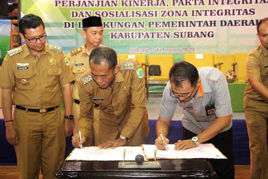 Bupati Subang, H. Ruhimat (kiri) saat menandatangani fakta integritas zona bebas KKN di lingkungan Pemkab Subang, yang berlangsung di Gedung Gotong Royong, Kabupaten Subang, Jawa Barat, Senin (3/2/2020).
Foto: deny/dara.co.id