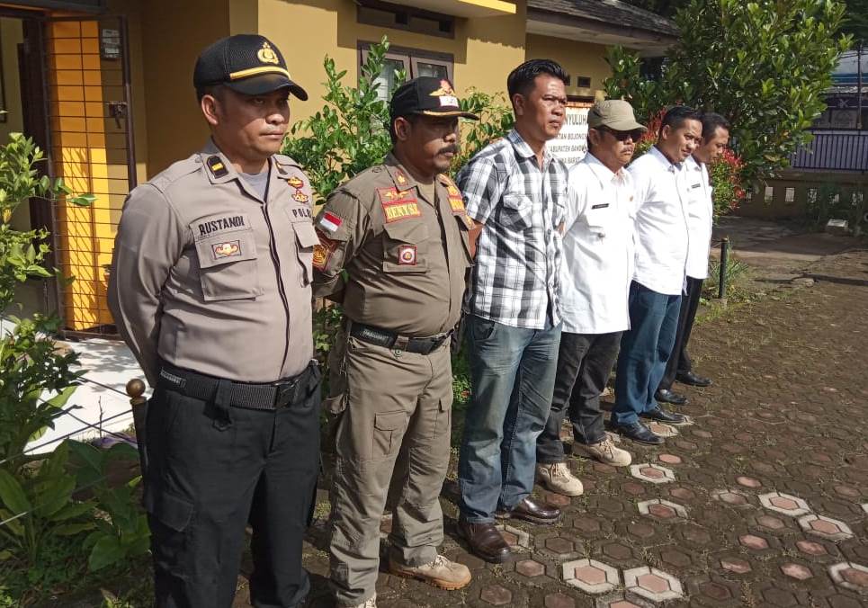 Jajaran Polsek Bojongsoang dan Pemerintah Kecamatan Bojongsoang, Kabupaten Bandung, Jawa Barat, saat melakukan apel kesiapan bencana.
Foto: Istimewa