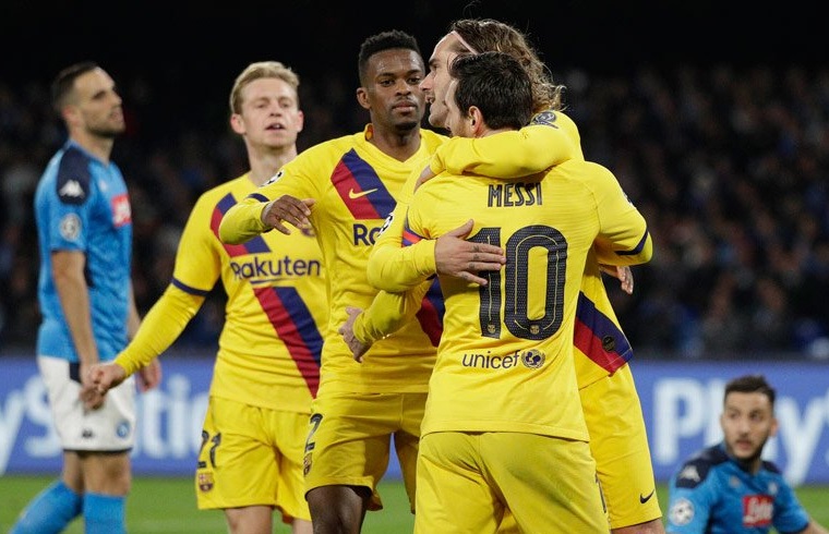 Sejumlah pemain Barcelona merayakan gol Antoine Griezmann saat Barcelona menahan imbang Napoli pada Leg 1 Babak 16 Besar Liga Champions di Stadion San Paolo, Naples, Italia, Rabu (26/2/2020) dini hari. Foto: AP Photo
