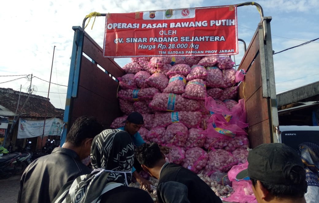 Operasi Pasar Murah bawang putih Disperindag Kabupaten Bandung di Pasar Soreang, Rabu (26/2/2020). Foto: Zein/dara.co.id