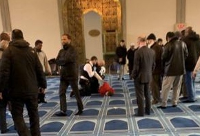 Foto yang beredar di media sosial menunjukkan seorang laki-laki kulit putih dilumpuhkan polisi setelah menikam seorang muazin di Central Mosque, London, Inggris, Kamis (20/2/2020). 