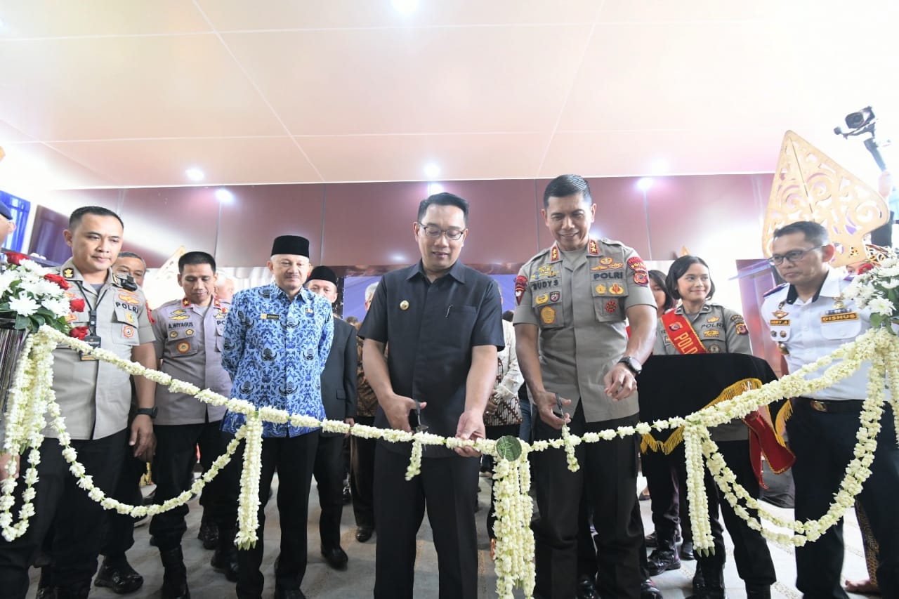 Gubernur Jabar Ridwan Kamil dan Kapolda Jabar Irjen Pol Rudy Sufahriadi saat menggunting pita tanda diresmikannya gedung baru Ditlantas Polda Jabar di Jalan Soekarno-Hatta, Kota Bandung, Senin (17/2/2020). Foto: Ardian/Istimewa