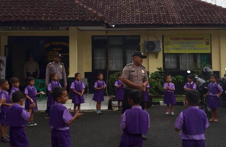 Para siswa-siswi PAUD Flamboyan terlihat ceria saat bermain dengan anggota Polsek Tempuran (Polres Karawang). Foto: Humas Polda Jabar