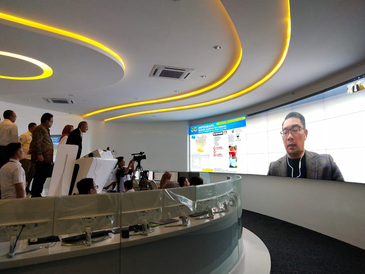 Gubernur Jabar, Ridwan Kamil saat melakukan video call dengan Sekda Jabar di Command Center Gedung Sate, Jalan Diponegoro, Kota Bandung, Rabu (26/2/2020). Foto: Ardian/Istimewa
