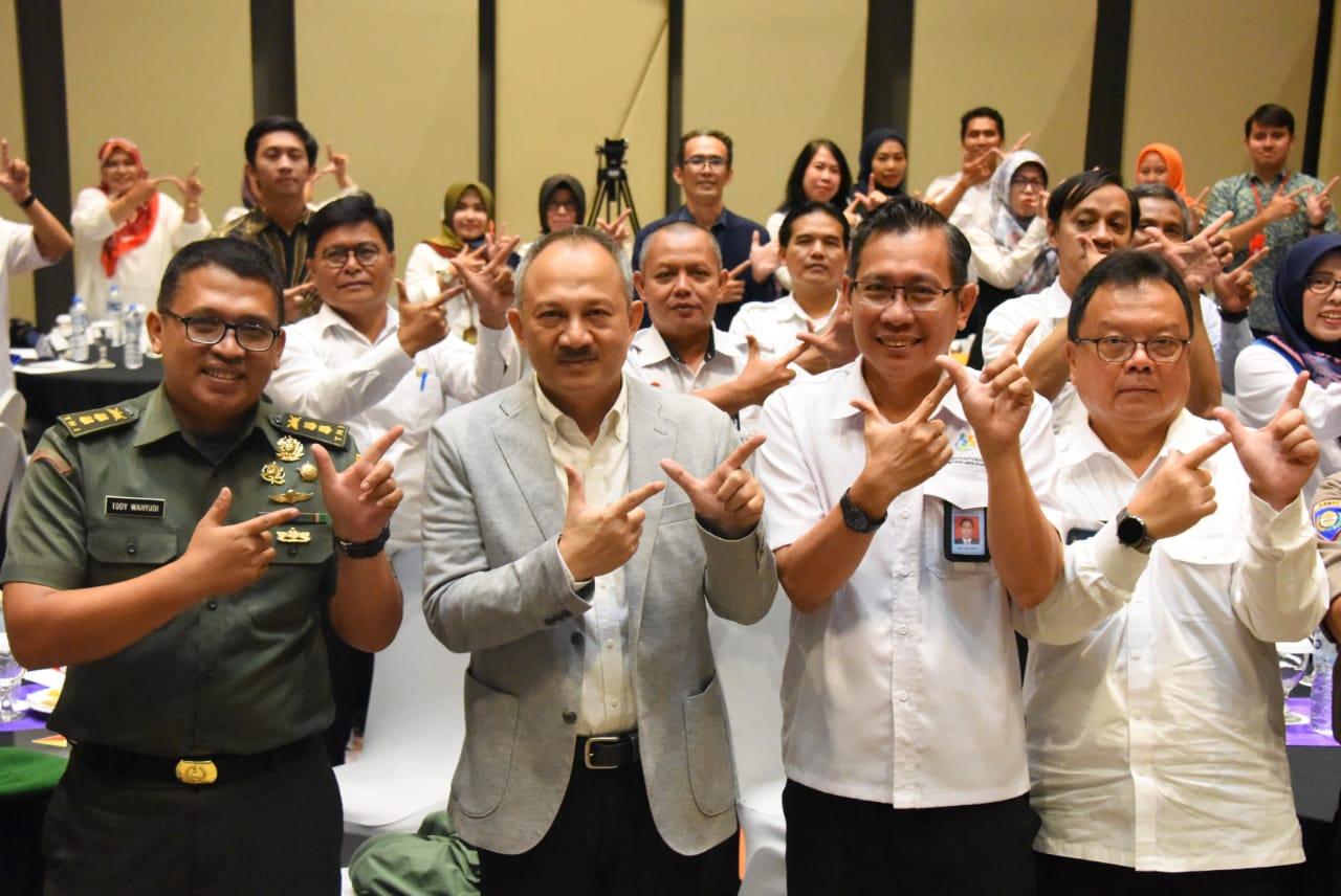 Sekda Jabar, Setiawan Wangsaatmaja (kedua kiri) saat menghadiri Rapat Koordinasi Pelaksanaan Sensus Penduduk Online di Hotel Aston, Kota Bandung, Rabu (19/2/2020). Foto: Ardian/Istimewa