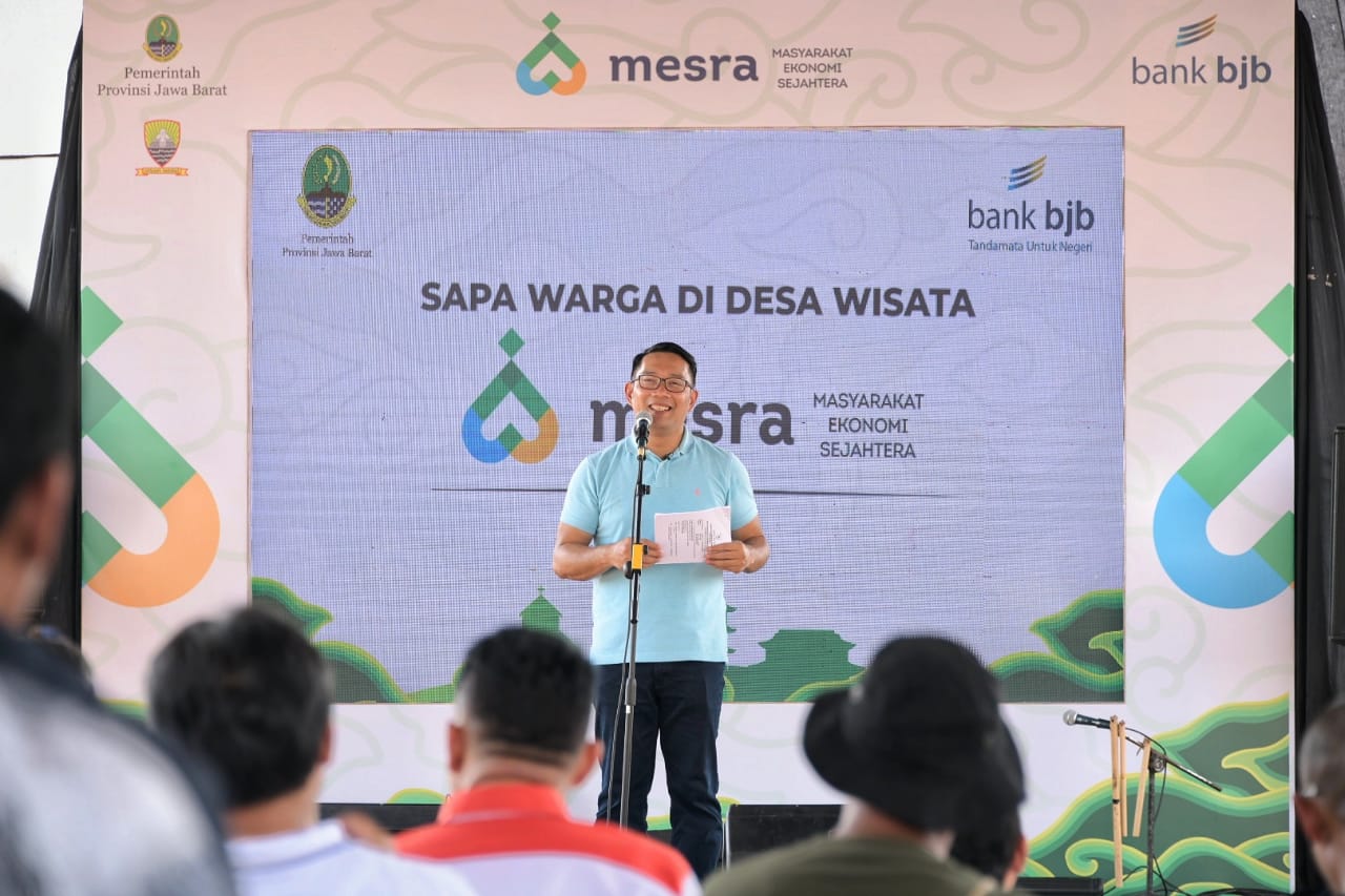 Gubernur Jabar, Ridwan Kamil saat memberikan sambutan pada acara Sapa Warga di Kampung Buricak Burinong, Desa Pakualam, Kecamatan Darmaraja, Kabupaten Sumedang, Jawa Barat, Sabtu (15/2/20). Foto: Istimewa