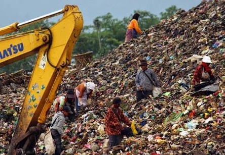 Ilustrasi. Sejumlah warga berada di tumpukan sampah di TPA Sarimukti, Kecamatan Cipatat, KBB, Jawa Barat.
(Foto: Jabarekspres)