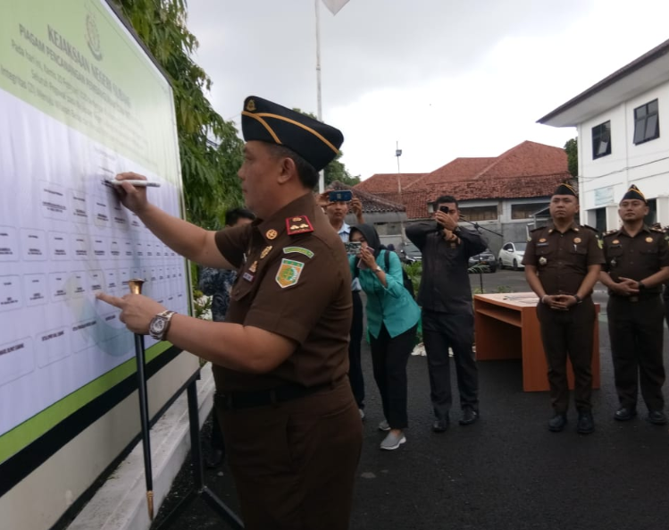 Kajari Subang, M Ihsan tandatangan fakta intergritas (Foto: Deny Suhendar/dara.co.id)