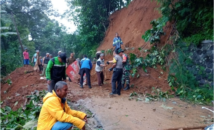 Longsor terjadi di Kampung Tangkil Kaler RT 03/01, Desa Babakan Karet, Kecamatan/Kabupaten Cianjur, Jawa Barat (Foto: Purwanda/dara.co.id)