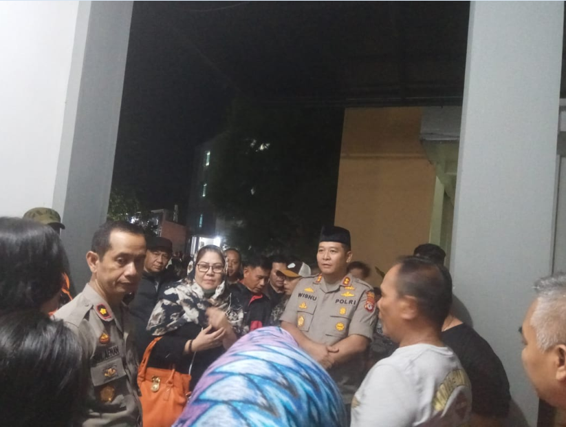 Kapolres Sukabumi bersama jajarannya,  saat menjenguk dua korban kejahatan jalanan di RS R Syamsudin SH.  Malam tadi. Selasa malam (Foto: Riri/dara.co.id)
