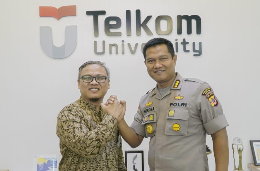 Kapolresta Bandung, Kombes Pol Hendra Kurniawan dan Rektor Telkom University, Prof. Dr. Adiwijaya berjabat tangan usai rapat terbuka rencana penyelenggaraan Lomba Teknologi di ruang utama Rektorat Telkom University, Kecamatan Dayeuhkolot, Kabupaten Bandung, Jawa Barat, Kamis (27/2/2020).(Foto: Bagian Humas Polresta Bandung)