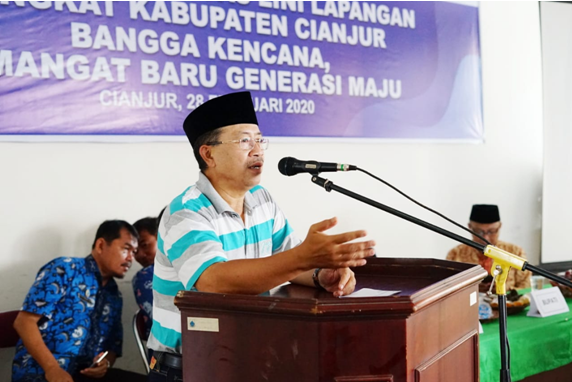 PLT Bupati Cianjur Herman Suherman menyampaikan pengarahan kepada petugas lini lapangan tingkat Kabupaten Cianjur di Aula Dinas Pengendalian Penduduk, Keluarga Berencana, Pemberdayaan Perempuan, dan Perlindungan Anak (DPPKBP3A) Kabupaten Cianjur, Jumat pagi, 28 Februari 2020 (Foto: H Dadi Suwandi)