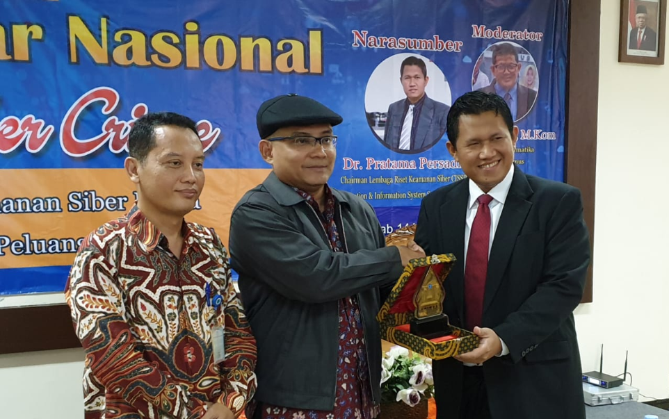 Pakar Keamanan Siber, Dr.Pratama Persadha dalam sebuah Seminar Nasional di Universitas
Muhammadiyah Semarang (Unimus) (Foto: Istimewa)
